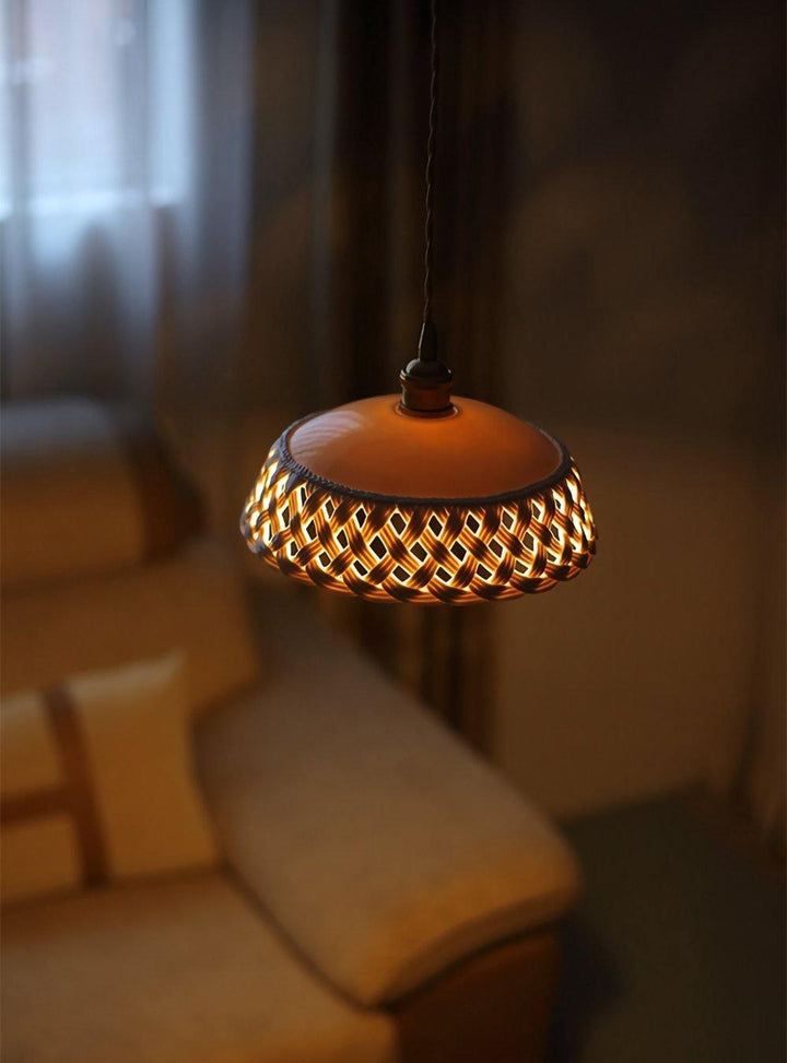 Lampa wisząca z ceramicznym kloszem w ażurowym wzorze