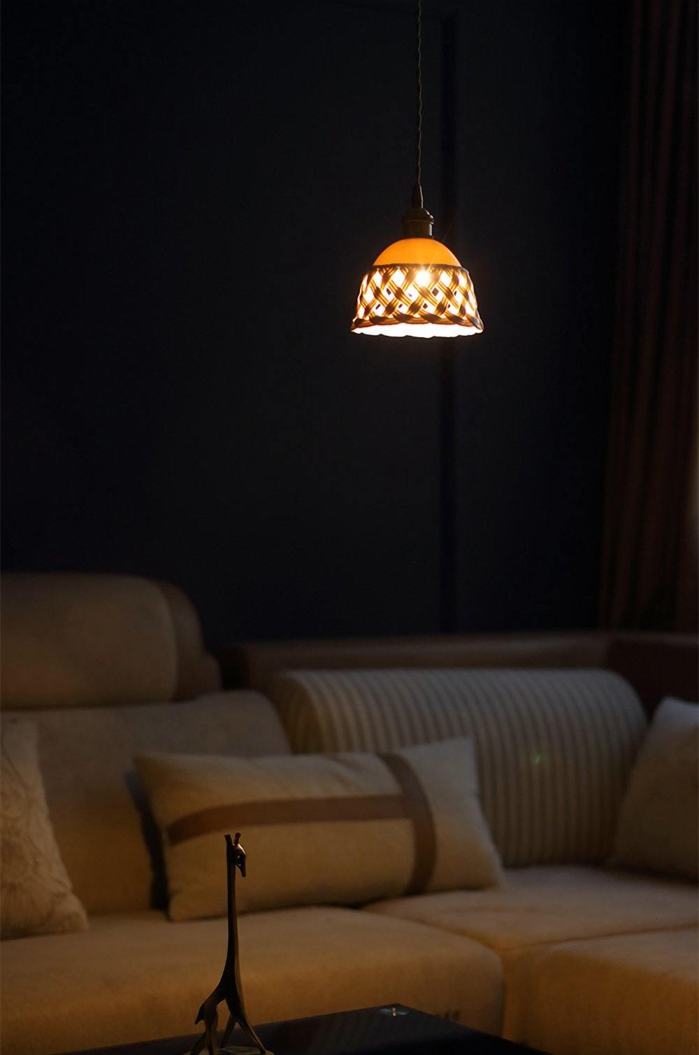Lampa wisząca z ceramicznym kloszem w ażurowym wzorze