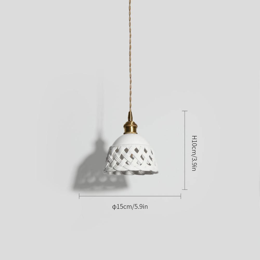 Lampa wisząca z ceramicznym kloszem w ażurowym wzorze