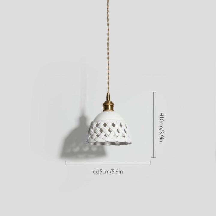 Lampa wisząca z ceramicznym kloszem w ażurowym wzorze