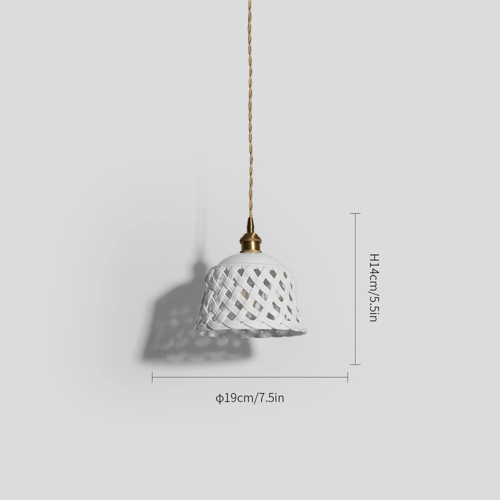Lampa wisząca z ceramicznym kloszem w ażurowym wzorze