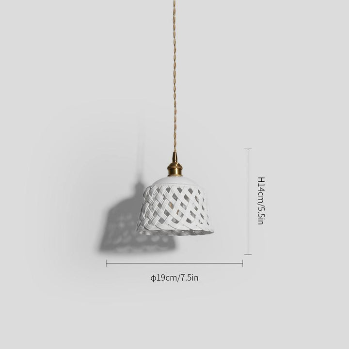Lampa wisząca z ceramicznym kloszem w ażurowym wzorze