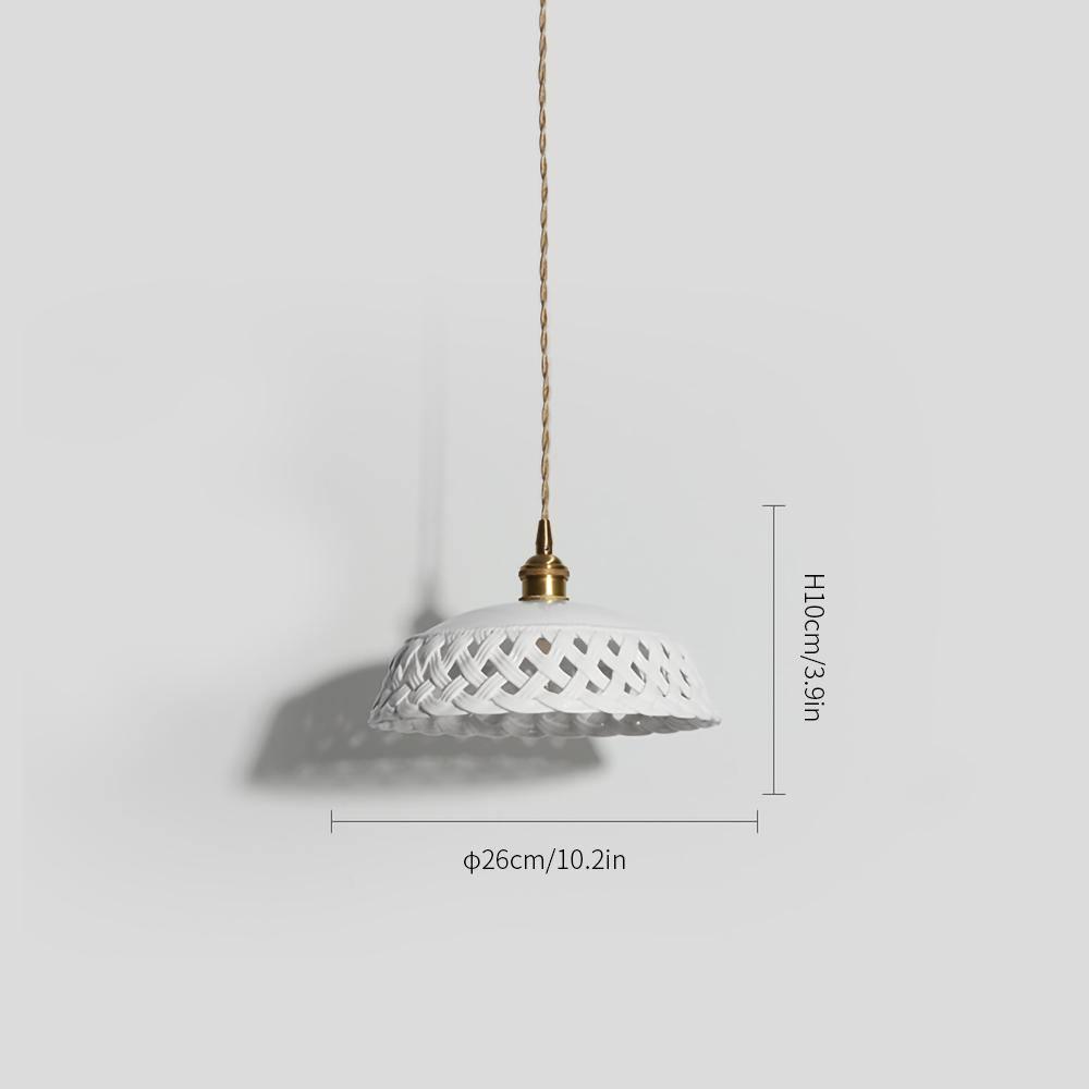 Lampa wisząca z ceramicznym kloszem w ażurowym wzorze