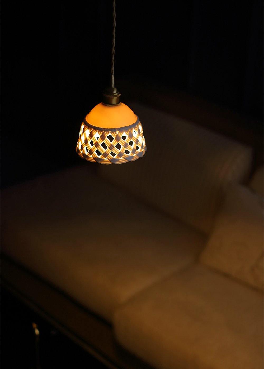 Lampa wisząca z ceramicznym kloszem w ażurowym wzorze