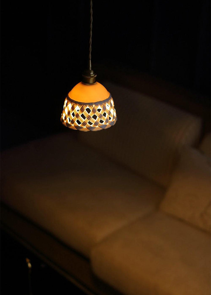 Lampa wisząca z ceramicznym kloszem w ażurowym wzorze