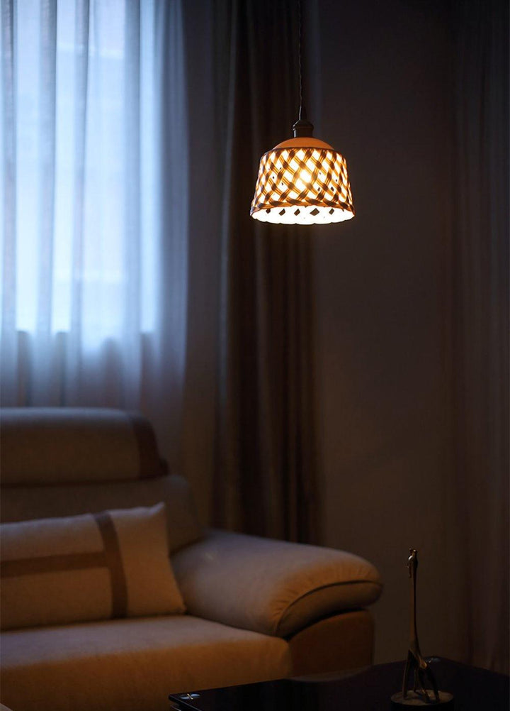 Lampa wisząca z ceramicznym kloszem w ażurowym wzorze