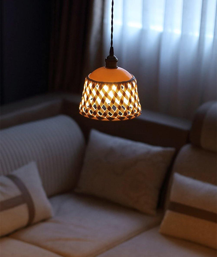 Lampa wisząca z ceramicznym kloszem w ażurowym wzorze