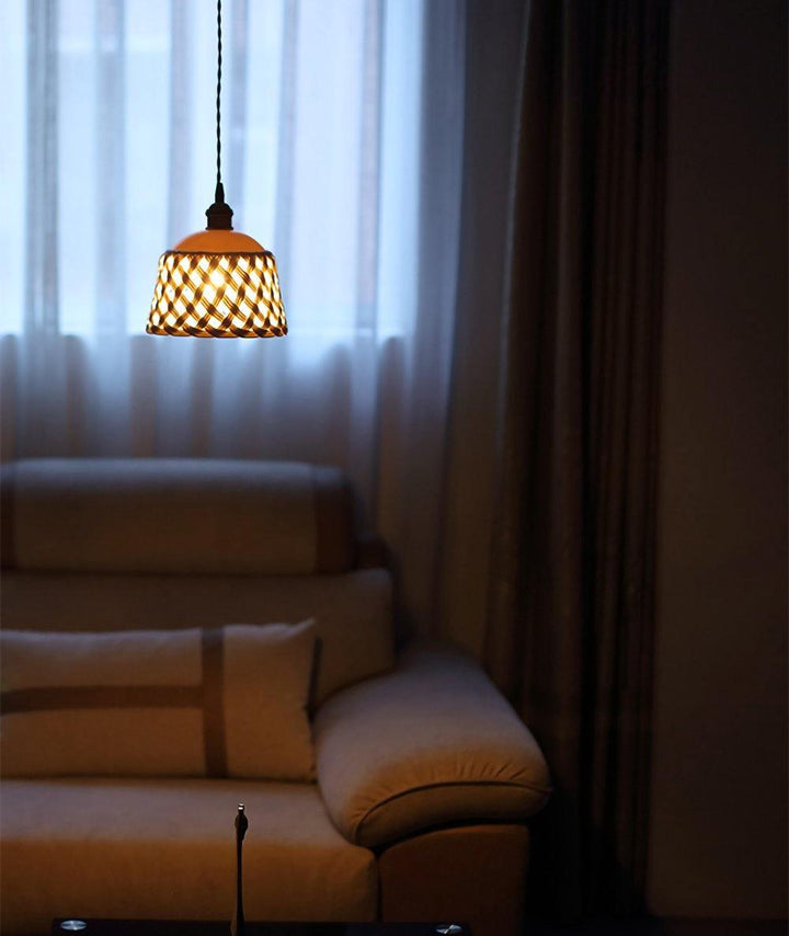 Lampa wisząca z ceramicznym kloszem w ażurowym wzorze