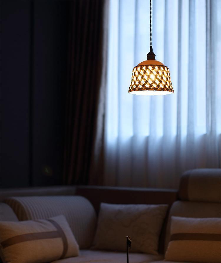 Lampa wisząca z ceramicznym kloszem w ażurowym wzorze