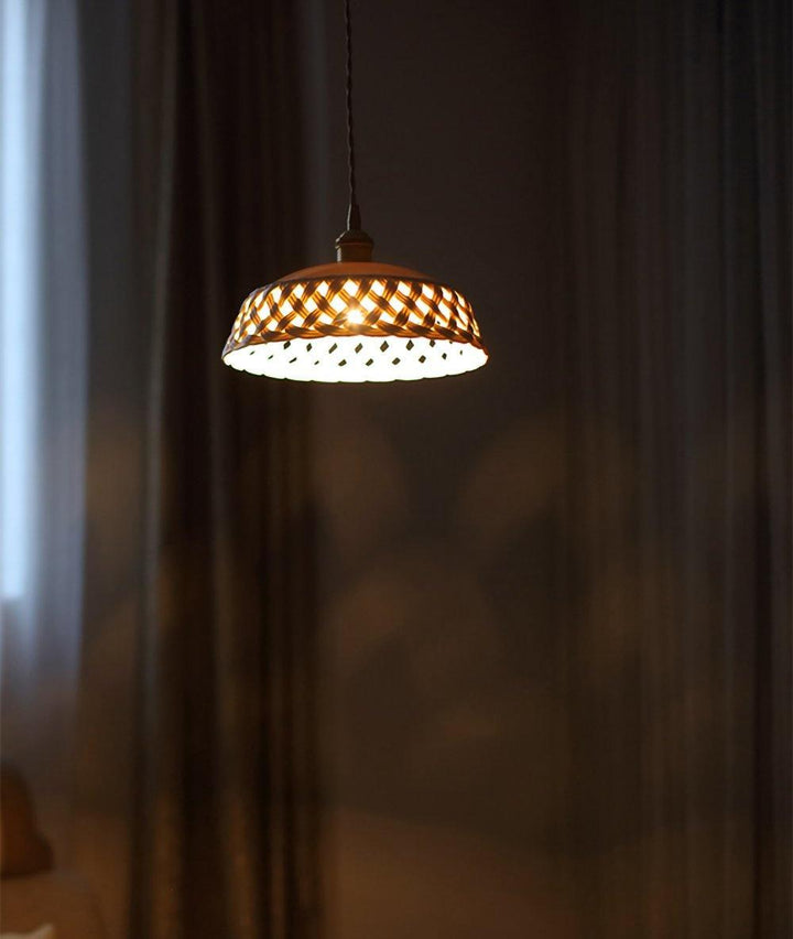 Lampa wisząca z ceramicznym kloszem w ażurowym wzorze