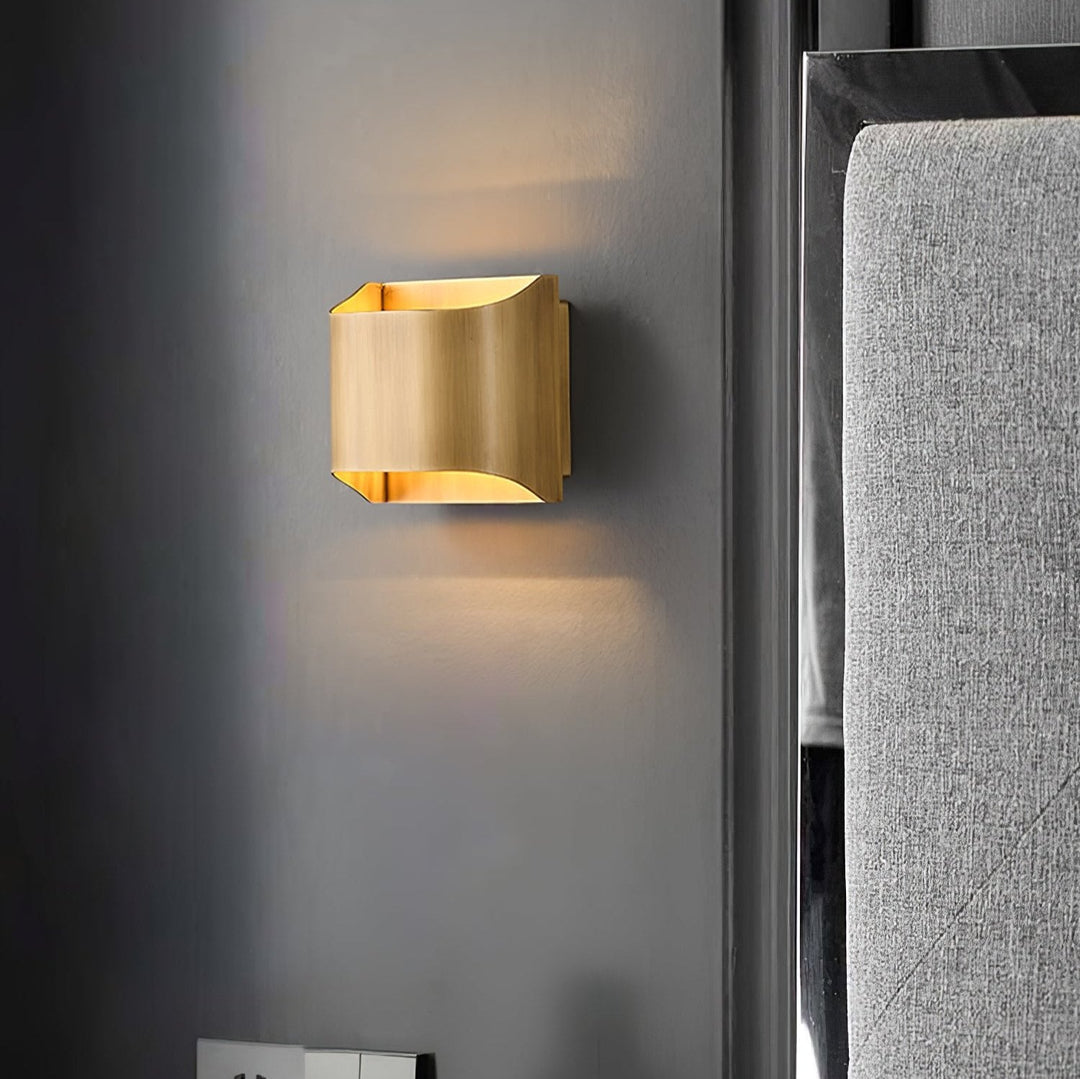 Lampa ścienna Leclerc z mosiądzu
