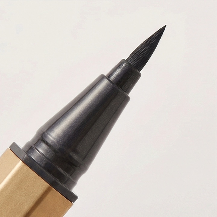 Linéa – Precyzyjny Płynny Eyeliner w Pisaku dla Kobiet