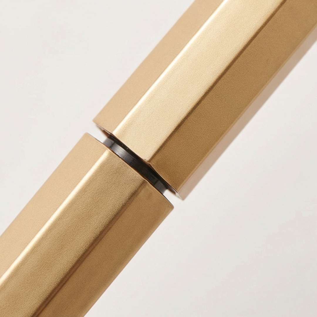 Linéa – Precyzyjny Płynny Eyeliner w Pisaku dla Kobiet