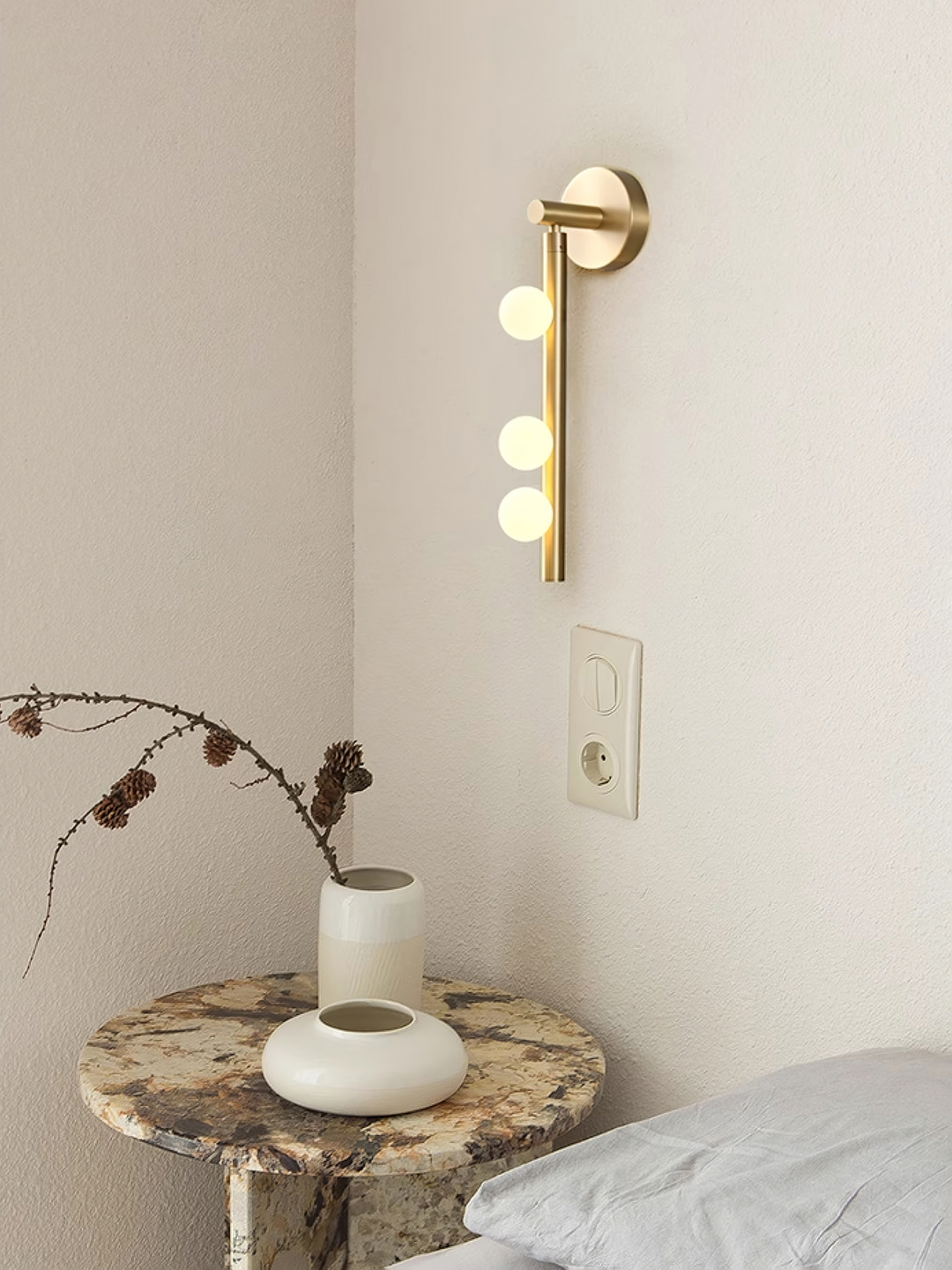 Lampa ścienna z mosiężnym kloszem i szklanym rurką
