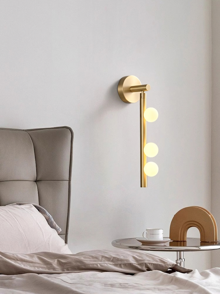 Lampa ścienna z mosiężnym kloszem i szklanym rurką