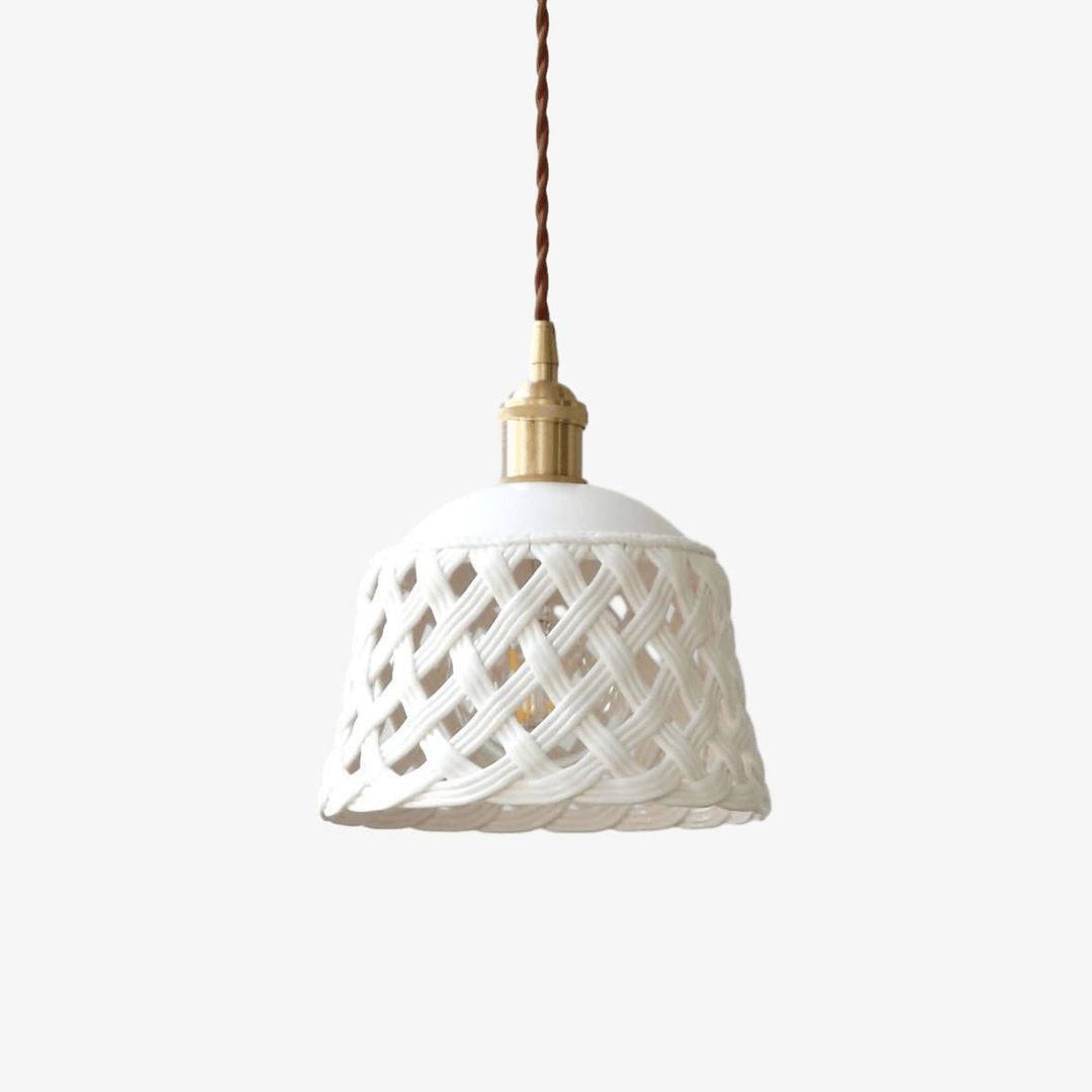 Lampa wisząca z ceramicznym kloszem w ażurowym wzorze