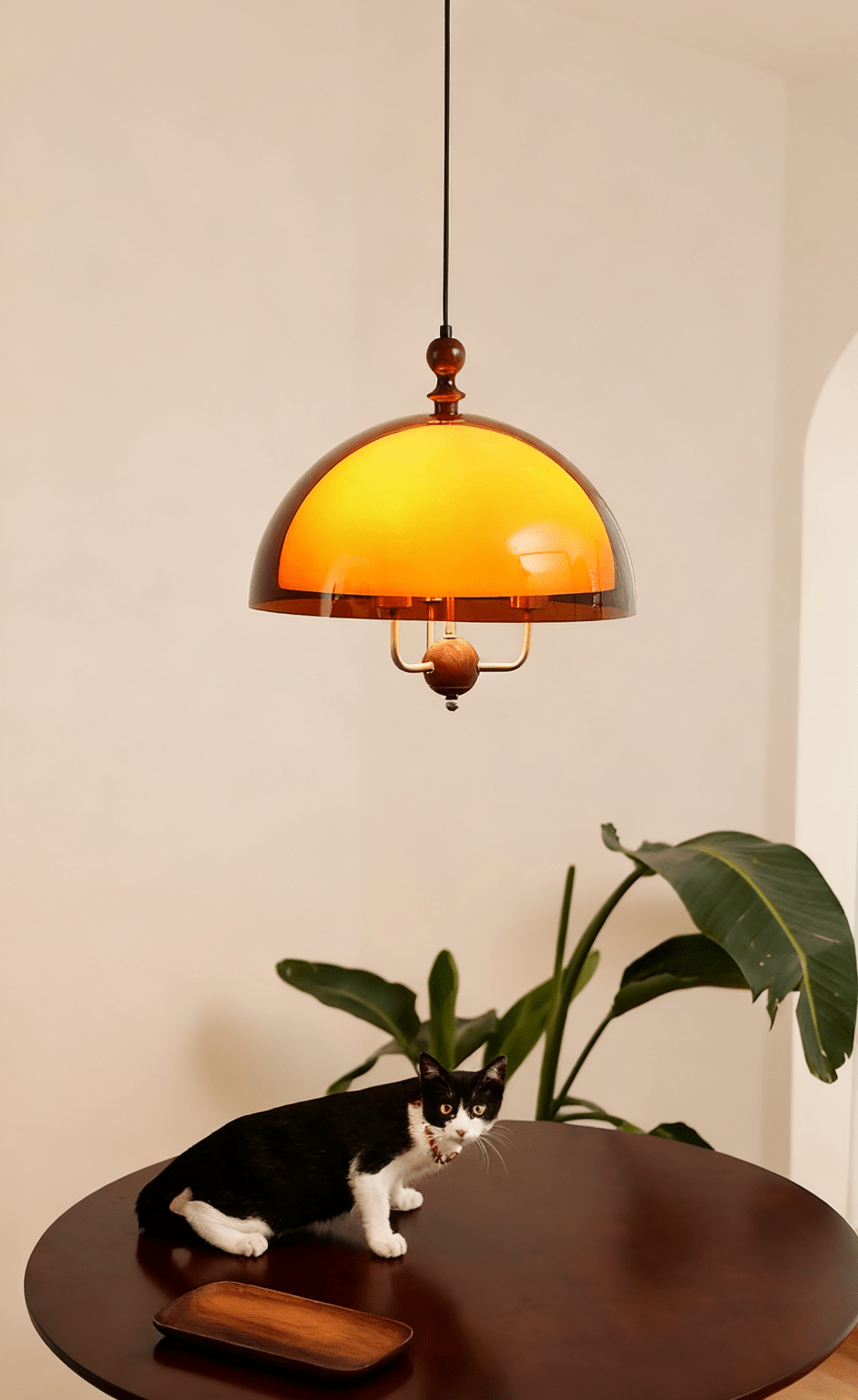 Bursztynowa lampa wisząca w kształcie kopuły