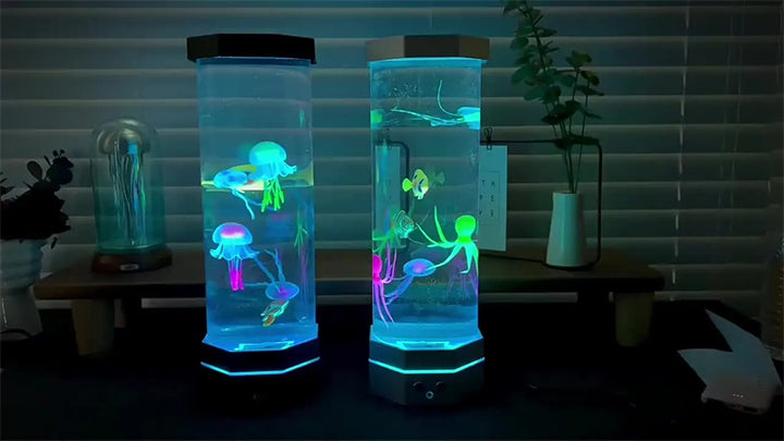 Lampa z niebieskimi meduzami w zbiorniku
