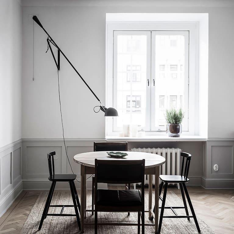 Lampa ścienna z długim ramieniem
