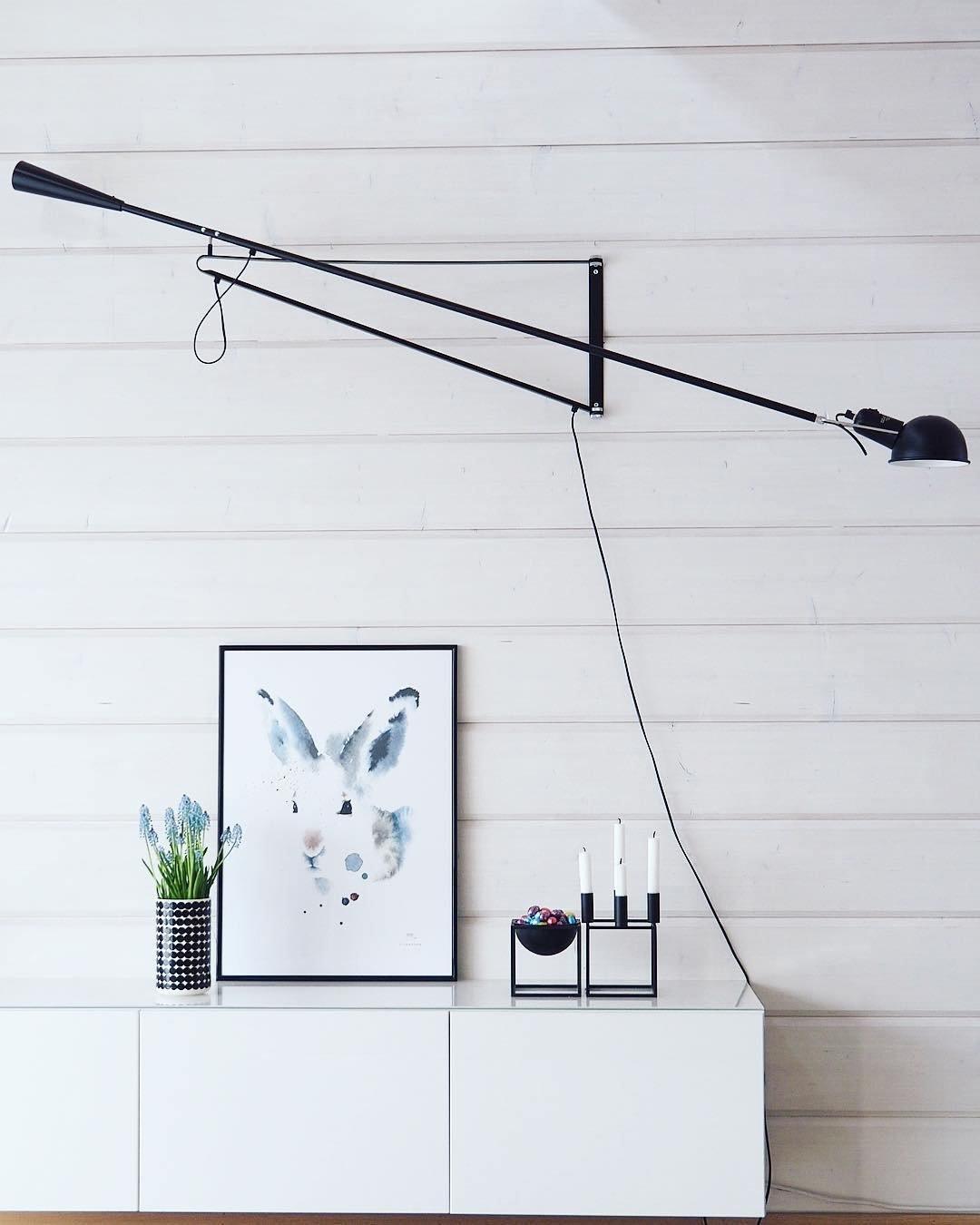 Lampa ścienna z długim ramieniem