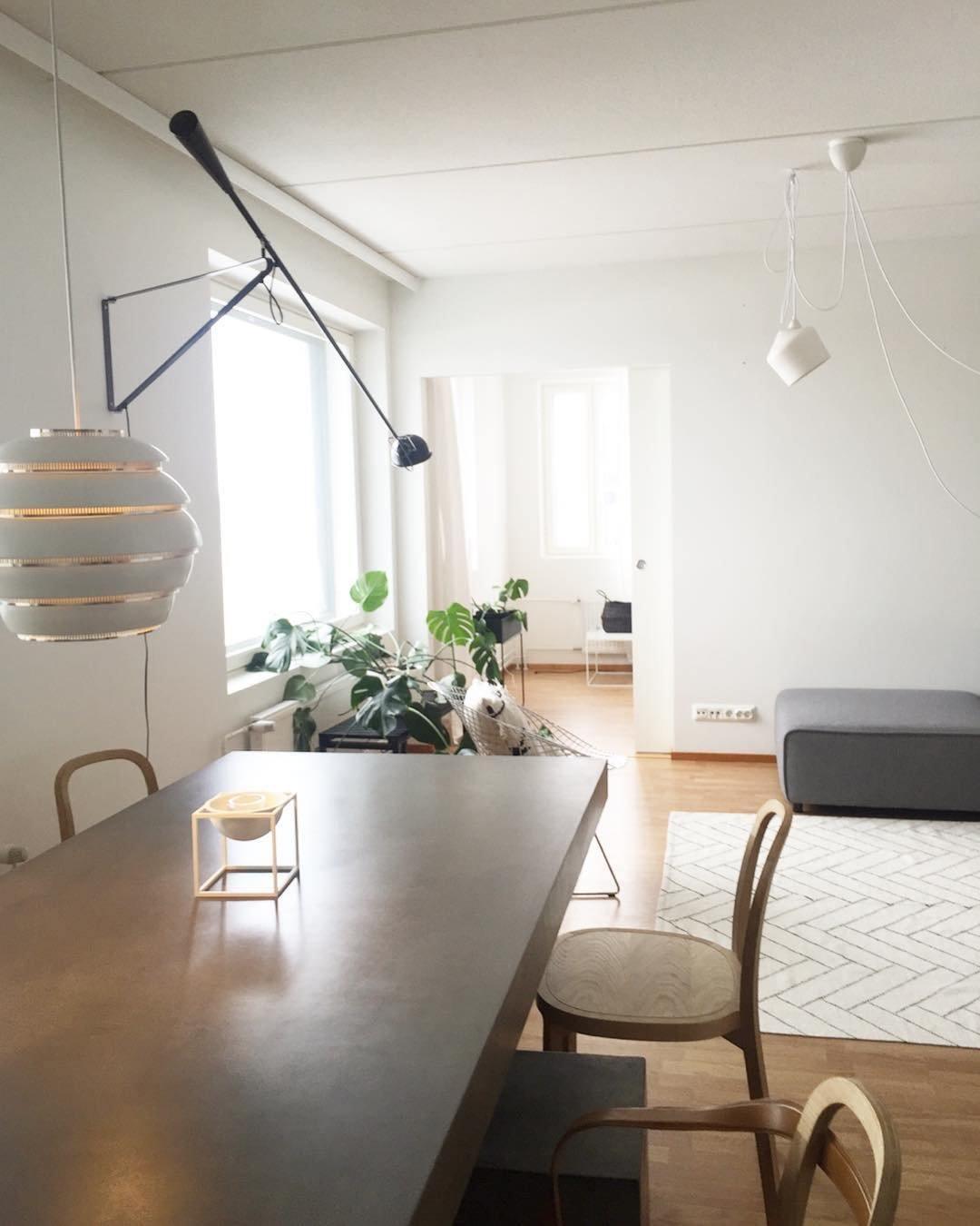Lampa ścienna z długim ramieniem