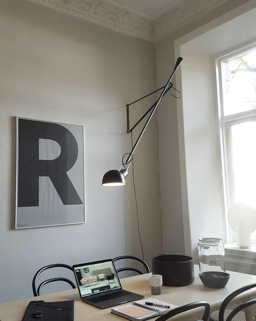Lampa ścienna z długim ramieniem