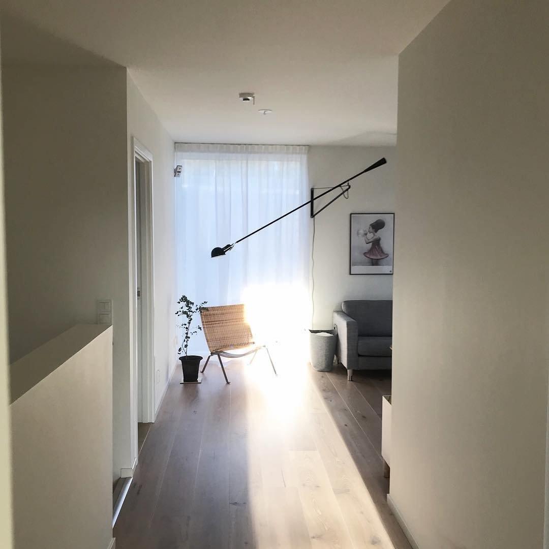 Lampa ścienna z długim ramieniem