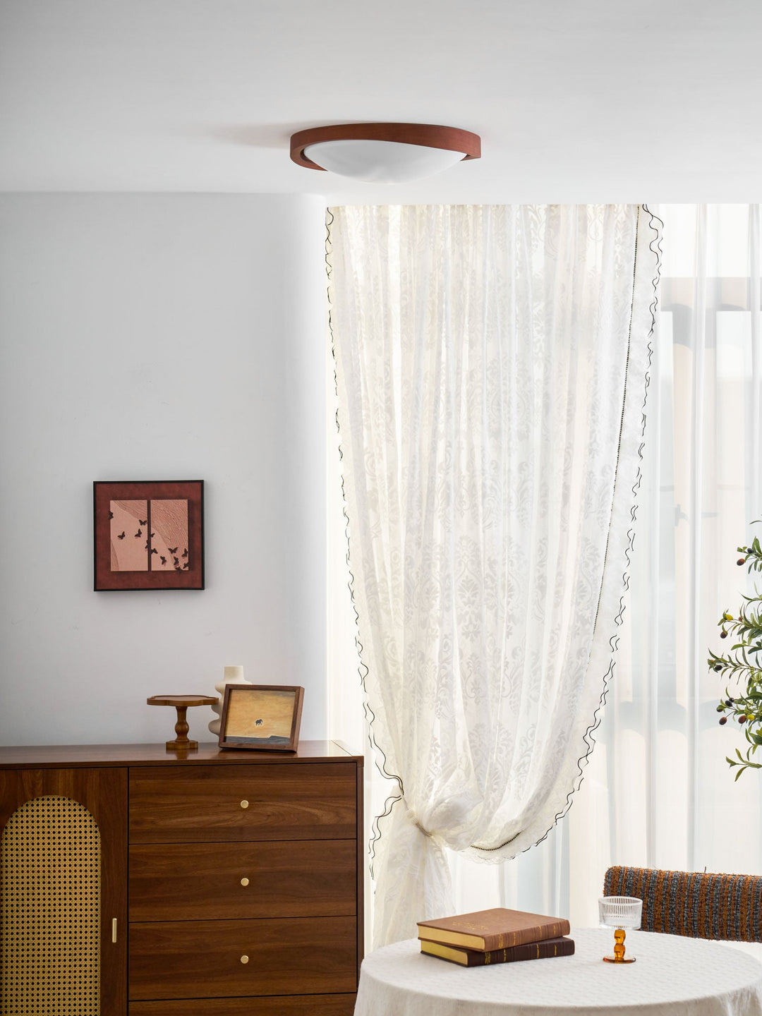 Lampa sufitowa z orzecha włoskiego z zaokrąglonymi krawędziami