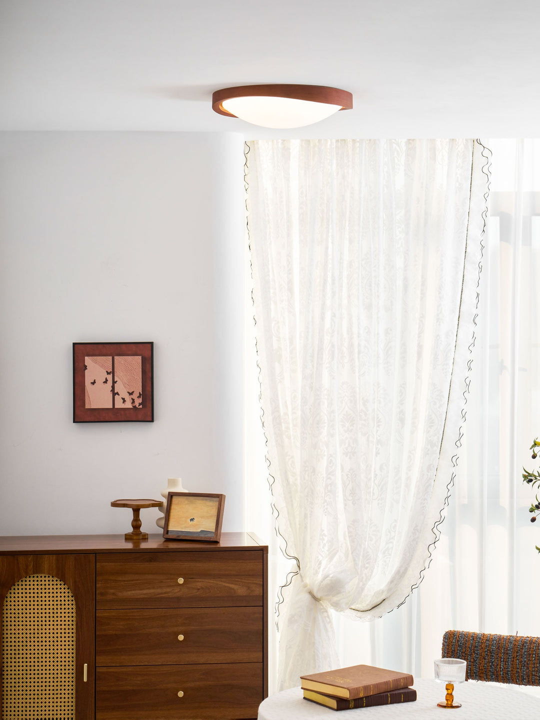 Lampa sufitowa z orzecha włoskiego z zaokrąglonymi krawędziami