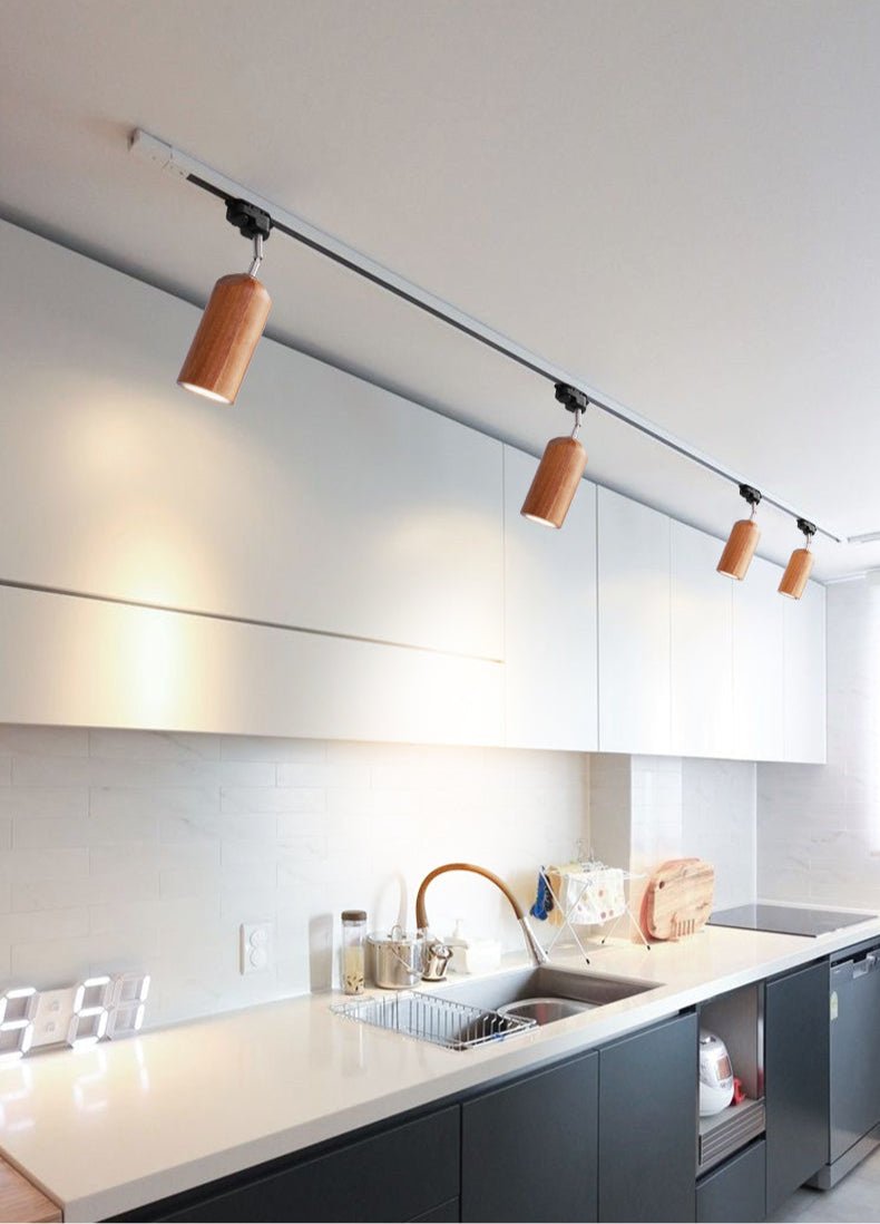 Lampa sufitowa na drewnianym torze