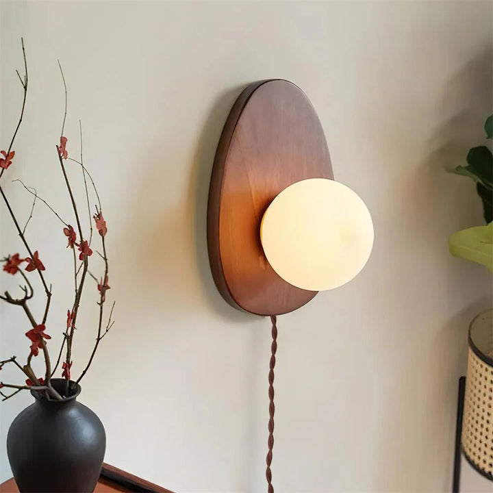 Lampa ścienna Orba z orzecha włoskiego z wtyczką