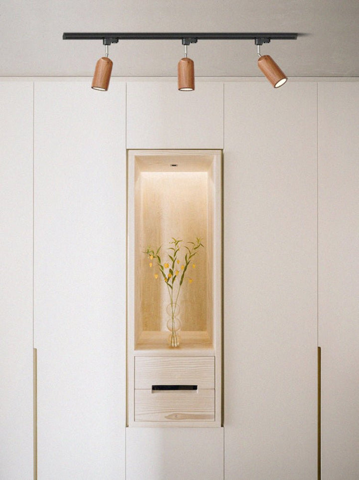 Lampa sufitowa na drewnianym torze