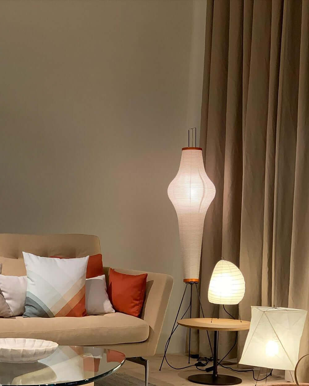 Lampa podłogowa z papieru ryżowego