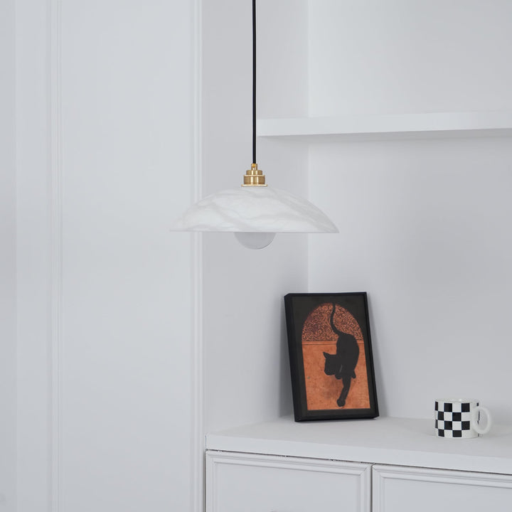 Alabastrowa lampa wisząca w kształcie kopuły, z przewodem zawieszanym na haku