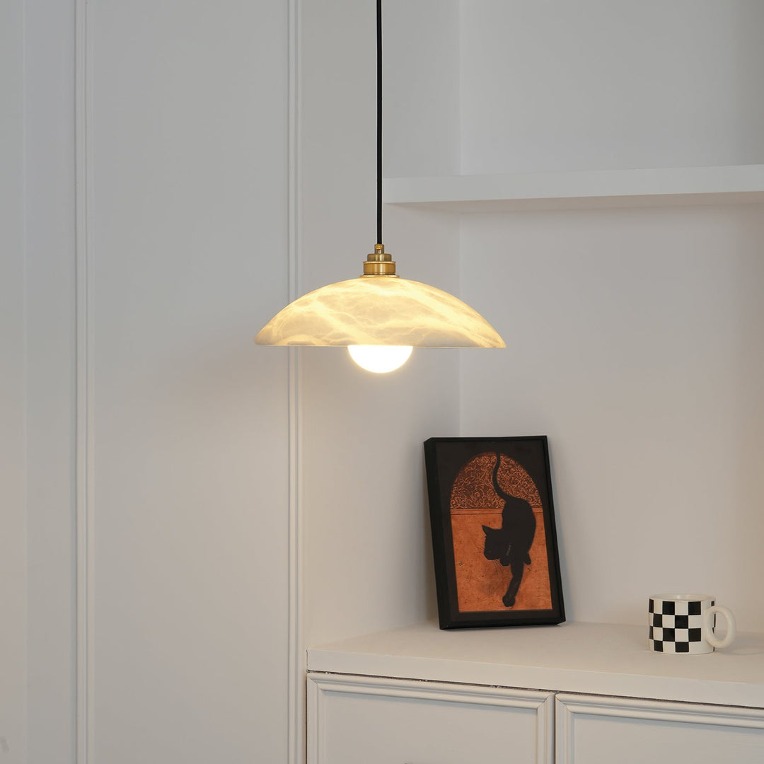 Alabastrowa lampa wisząca w kształcie kopuły, z przewodem zawieszanym na haku