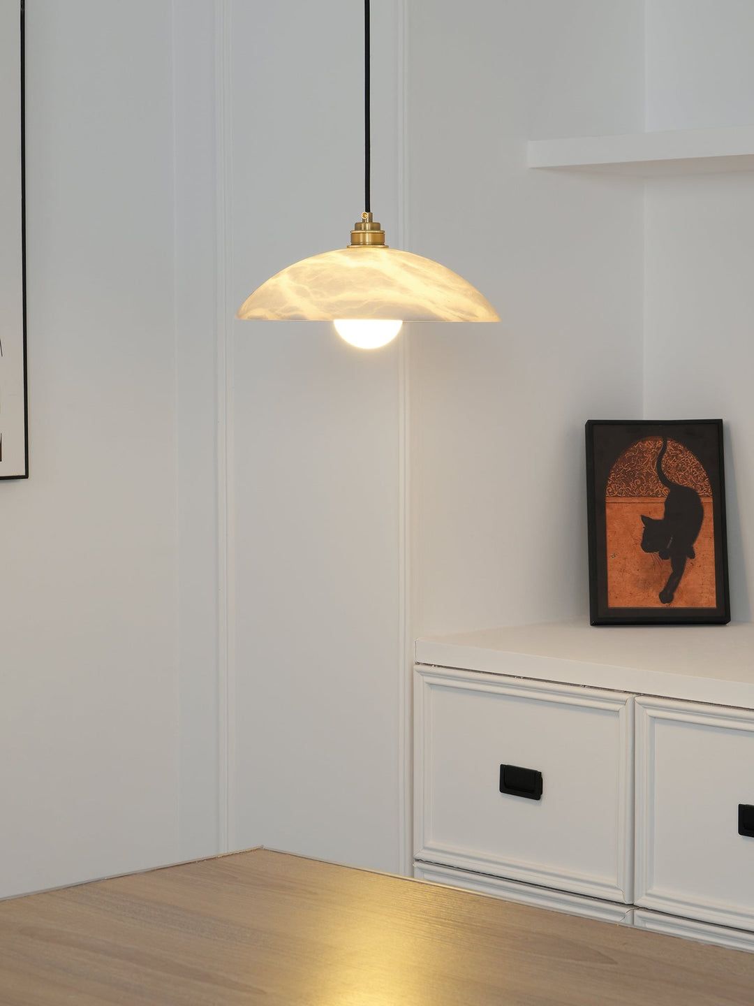Alabastrowa lampa wisząca w kształcie kopuły, z przewodem zawieszanym na haku