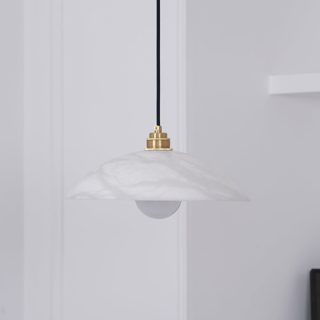 Alabastrowa lampa wisząca w kształcie kopuły, z przewodem zawieszanym na haku