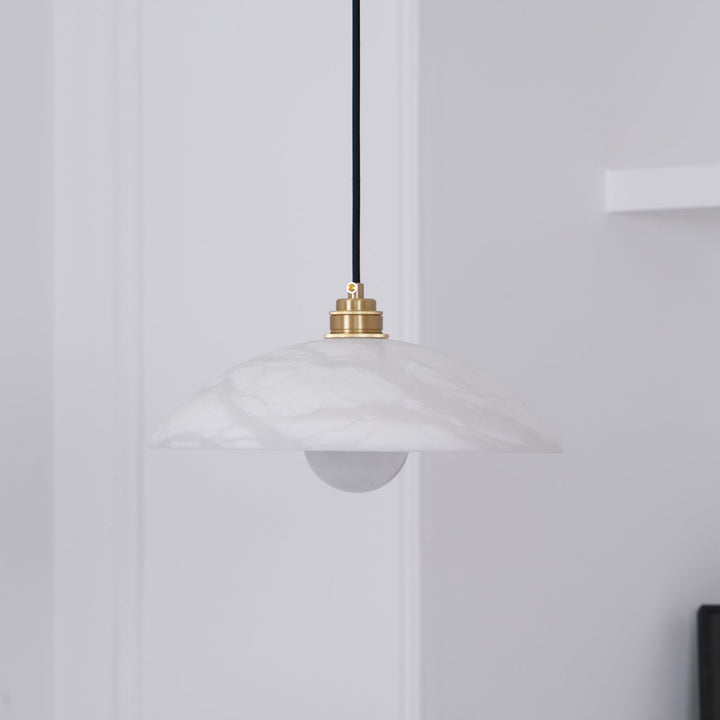 Alabastrowa lampa wisząca w kształcie kopuły, z przewodem zawieszanym na haku