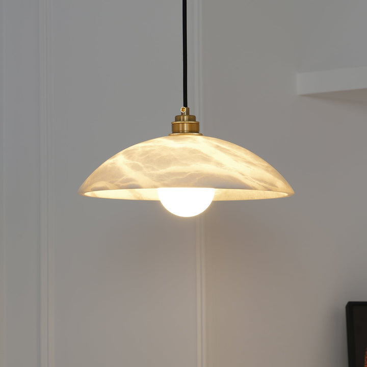 Alabastrowa lampa wisząca w kształcie kopuły, z przewodem zawieszanym na haku