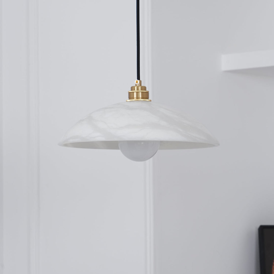 Alabastrowa lampa wisząca w kształcie kopuły, z przewodem zawieszanym na haku