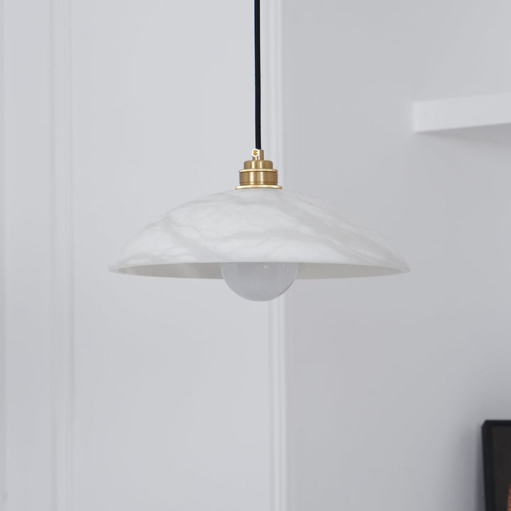 Alabastrowa lampa wisząca w kształcie kopuły, z przewodem zawieszanym na haku