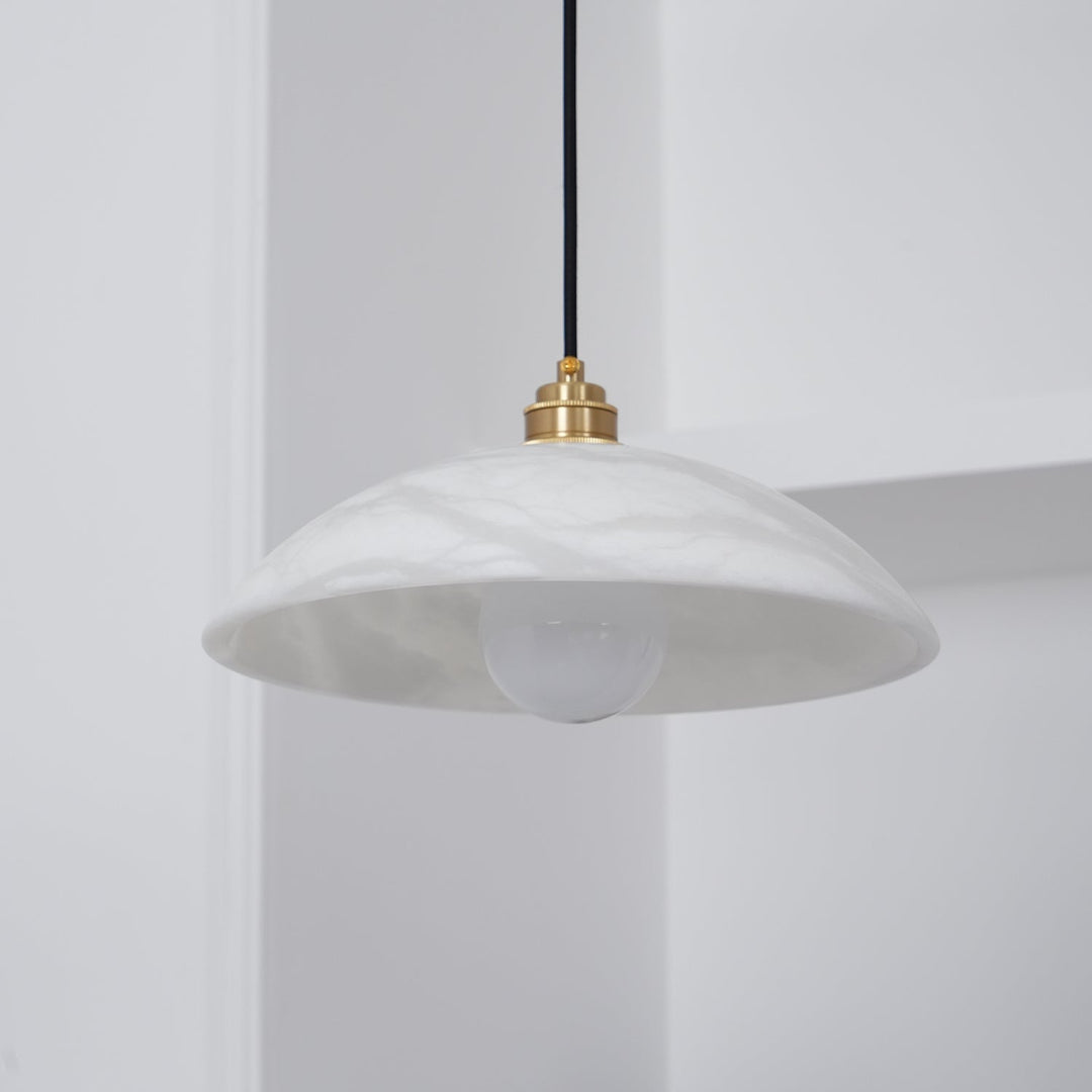 Alabastrowa lampa wisząca w kształcie kopuły, z przewodem zawieszanym na haku