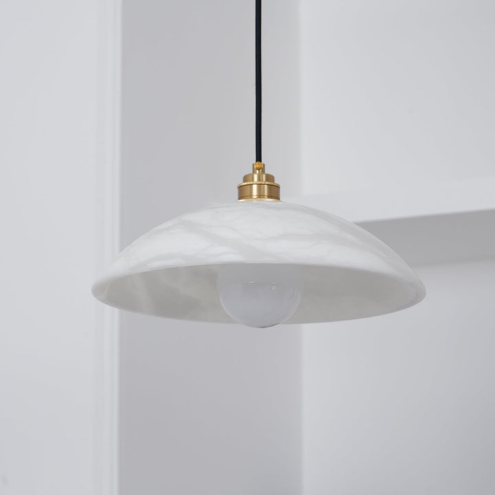 Alabastrowa lampa wisząca w kształcie kopuły, z przewodem zawieszanym na haku