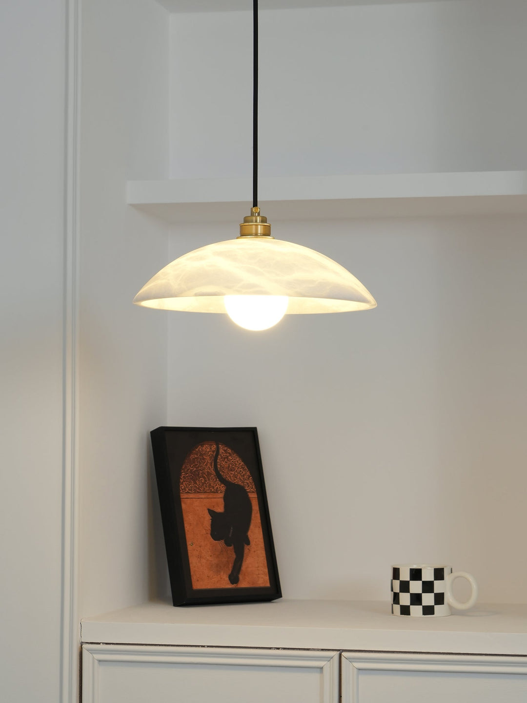 Alabastrowa lampa wisząca w kształcie kopuły, z przewodem zawieszanym na haku
