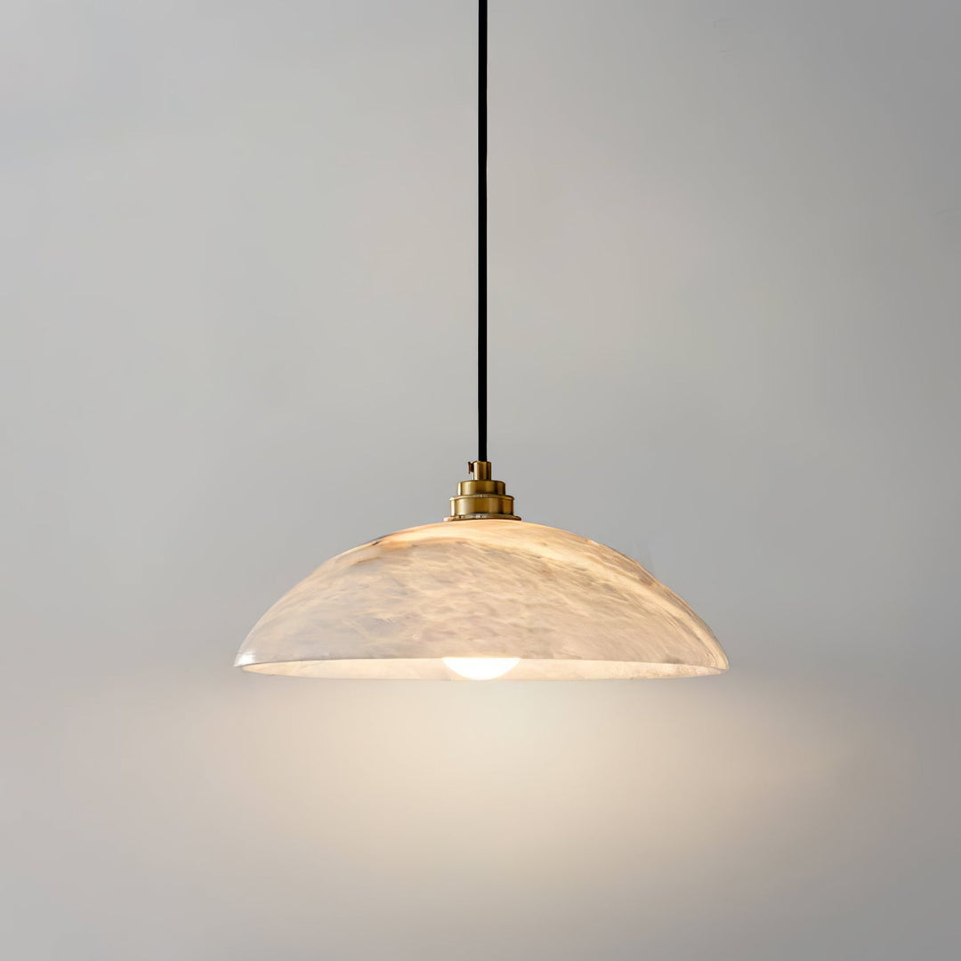 Alabastrowa lampa wisząca w kształcie kopuły, z przewodem zawieszanym na haku