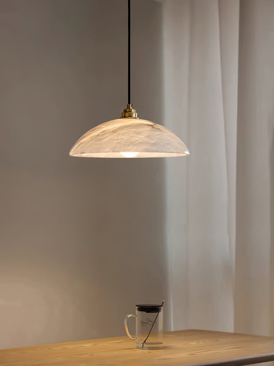 Alabastrowa lampa wisząca w kształcie kopuły, z przewodem zawieszanym na haku