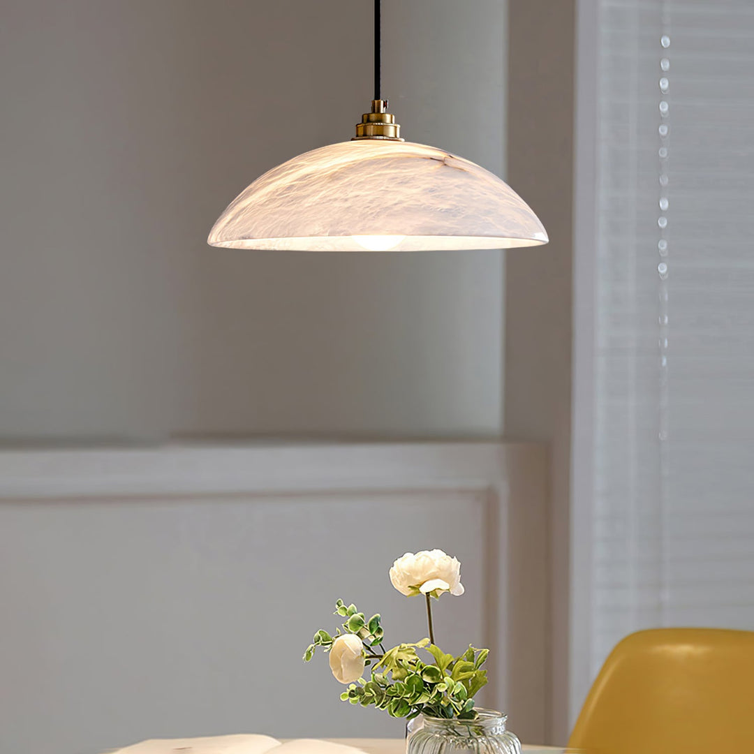 Alabastrowa lampa wisząca w kształcie kopuły, z przewodem zawieszanym na haku