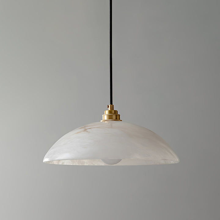 Alabastrowa lampa wisząca w kształcie kopuły, z przewodem zawieszanym na haku