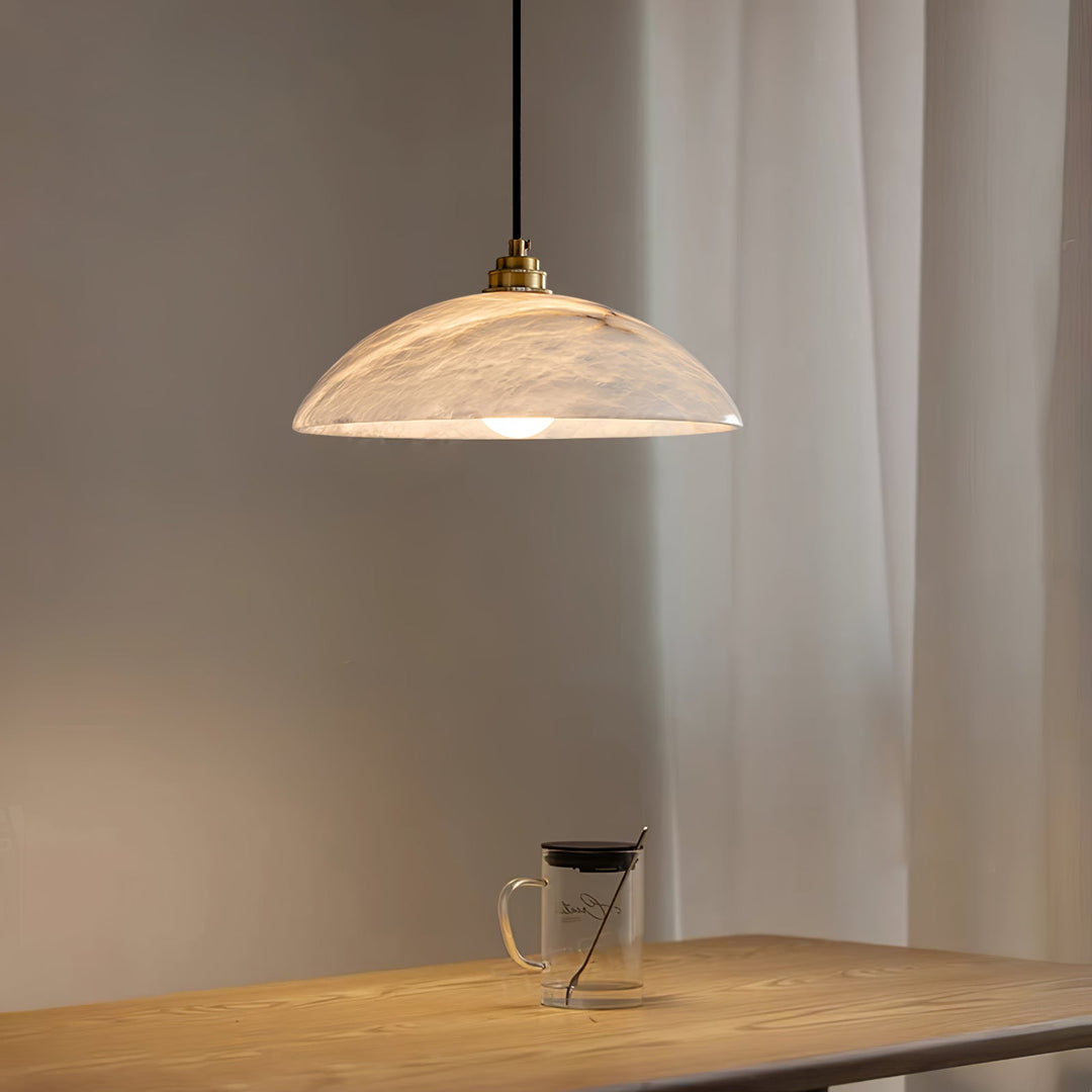 Alabastrowa lampa wisząca w kształcie kopuły, z przewodem zawieszanym na haku
