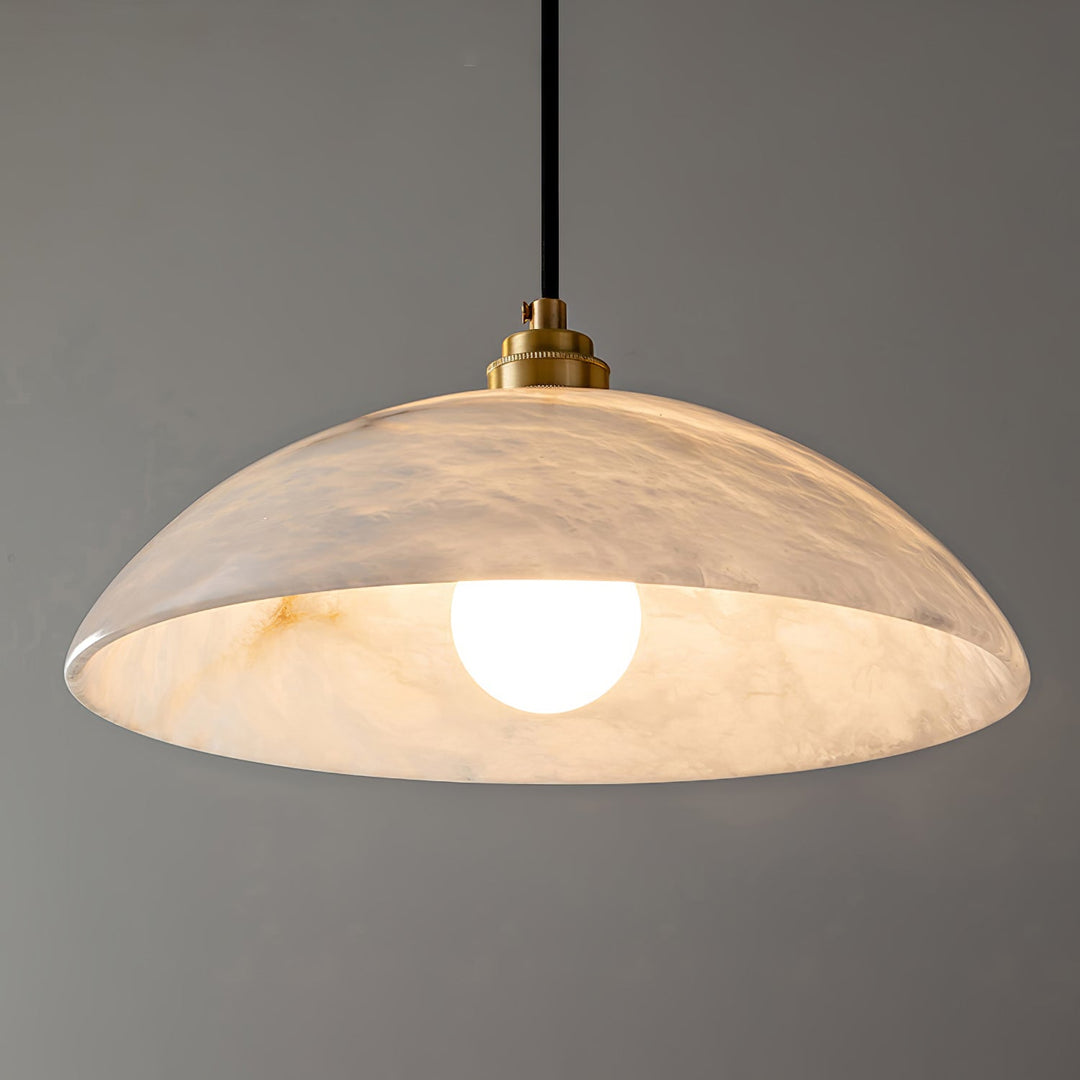 Alabastrowa lampa wisząca w kształcie kopuły, z przewodem zawieszanym na haku